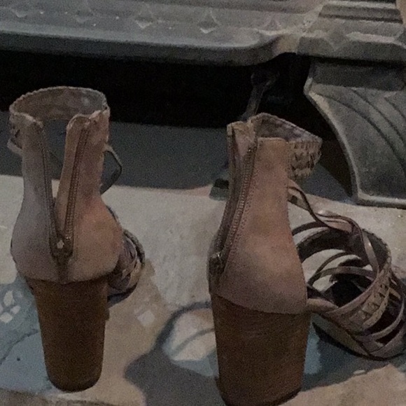 Carlos brand leather strappy open toed heels - Picture 3 of 4